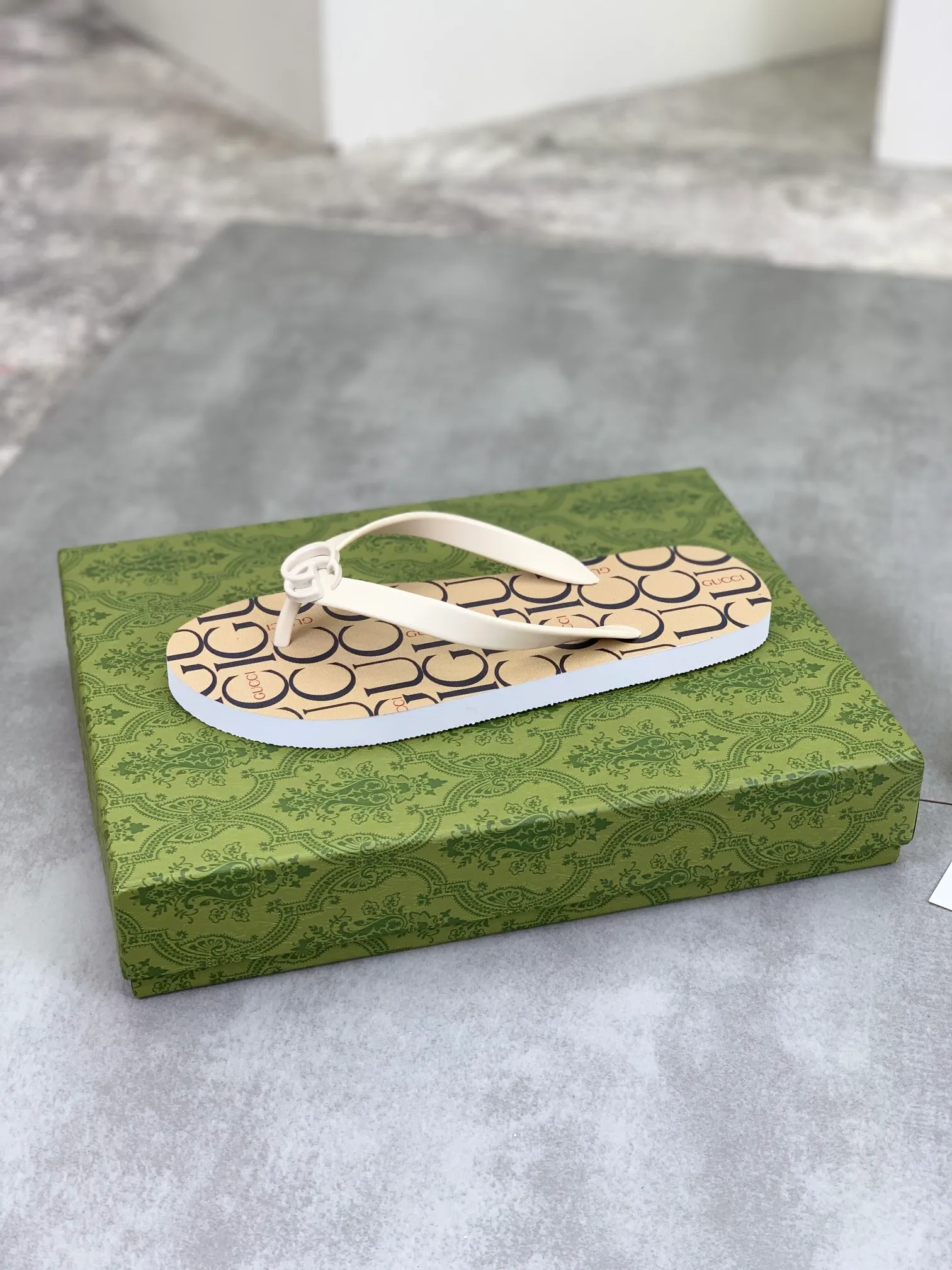 Men's men's shoes 💰P220💰【New style】🆘【GUCCI】Official website's popular Gucci adult couple 🧑‍🤝‍🧑 style, children's flip-flops are on sale at the counter simultaneously! Original fabric imported from Italy. Original bottom provided by the original factory. Size: Adult 36-45. Children’s size: 30-37. Multiple colors available.